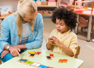 Jakie pomoce dydaktyczne Montessori wybrać dla dziecka