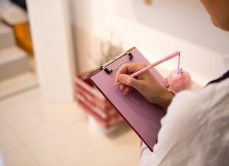 Czy sprzedawca może sprawdzić do kogo należy kartą płatniczą? Czy sprzedawca może sprawdzić do kogo należy kartą płatniczą?