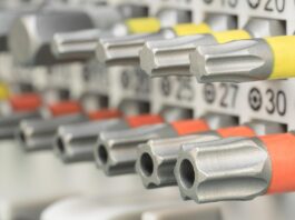 Jak skompletować podstawowy zestaw narzędzi do domowego warsztatu